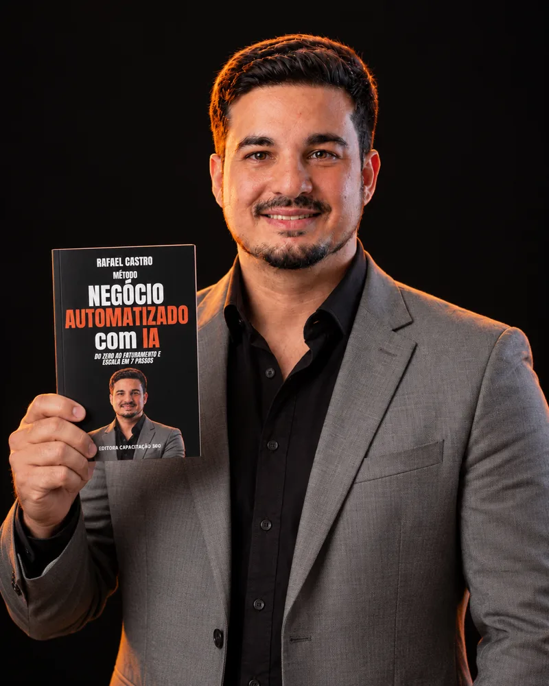 Rafael Castro, fundador da ZX LAB, segurando o livro Negócio Automatizado com IA