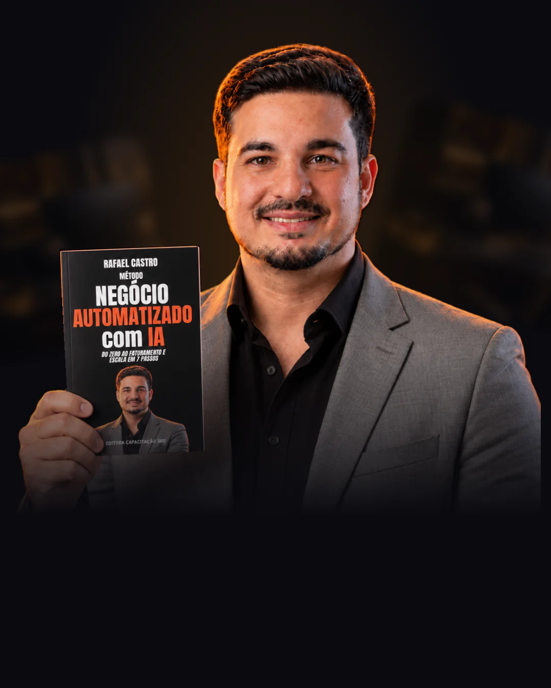 Rafael Castro segurando seu livro Método Negócio Automatizado com IA
